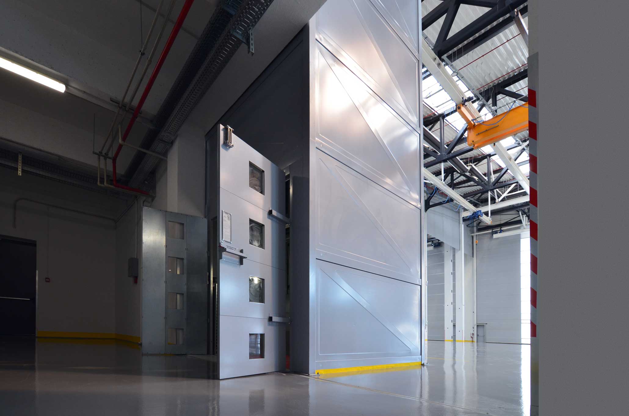 Hydraulic goods lift in company hall