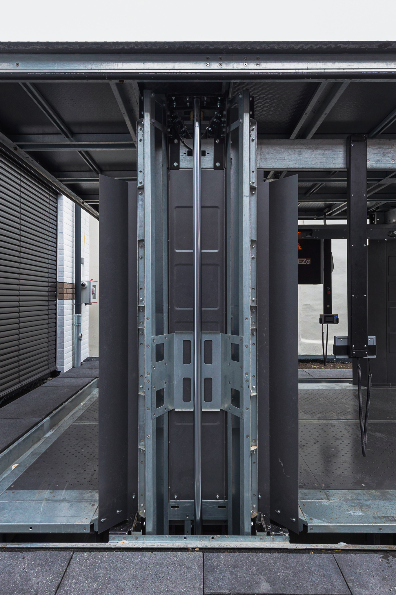 Car elevator with hydraulic cylinders