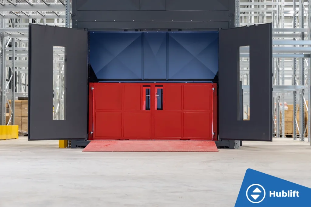 Goederenlift met open deuren en poorten op het platform bij TRL Fulfilment
