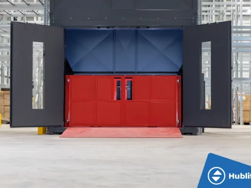 Industriële goederenlift met zelfdragende schacht en rood platform, deuren open
