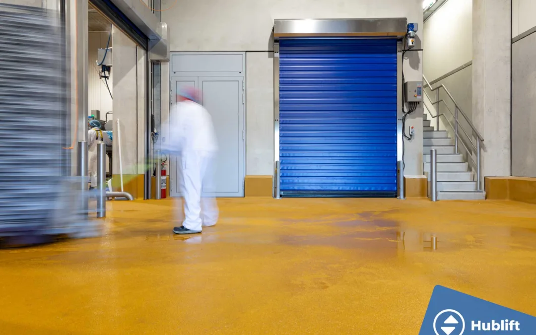 Lastenaufzug mit automatischen Rolltoren für ein Unternehmen der Lebensmittelindustrie