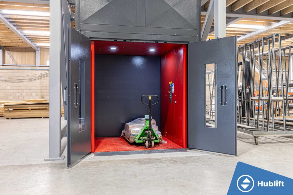 Goederenlift met persoonsbegeleiding, beladen met goederen