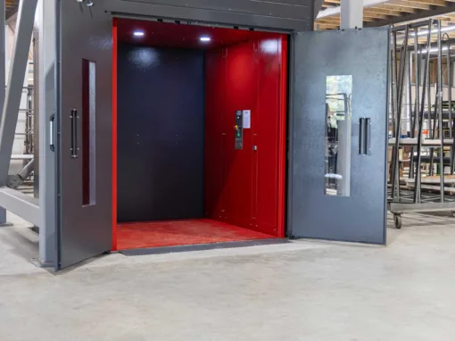 Goederenlift met persoonsbegeleiding: gesloten cabine met geopende deuren