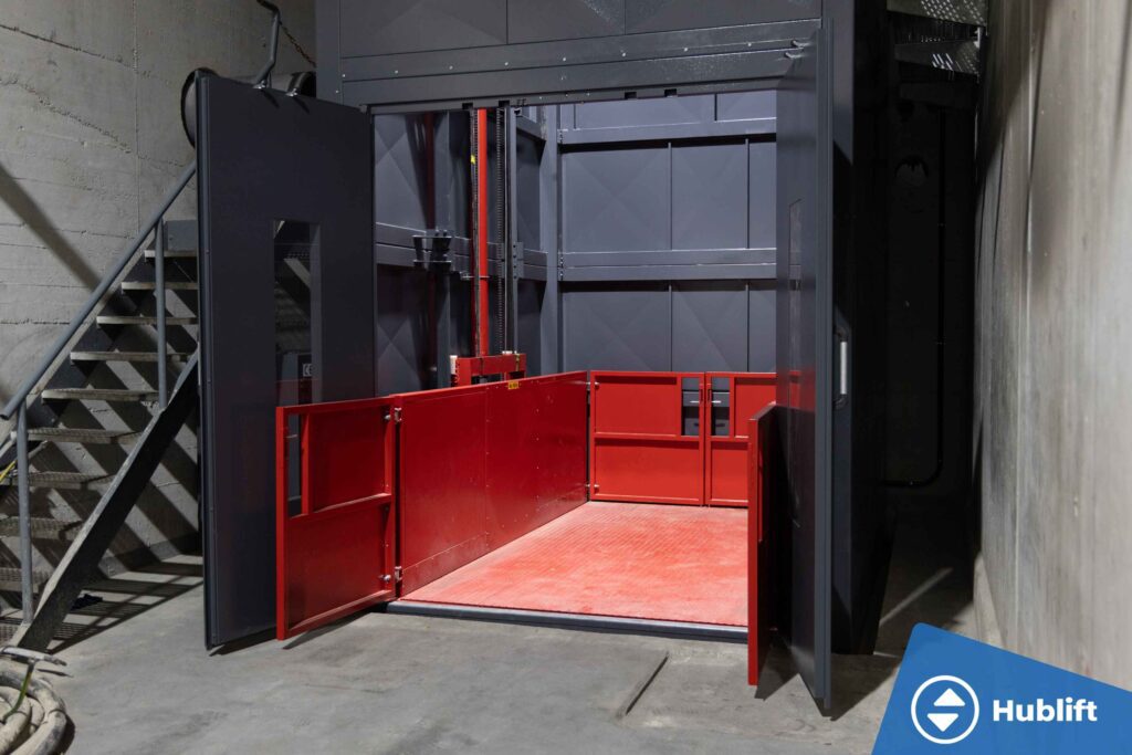 Zware goederenlift van 5.000 kg met open platform en poorten