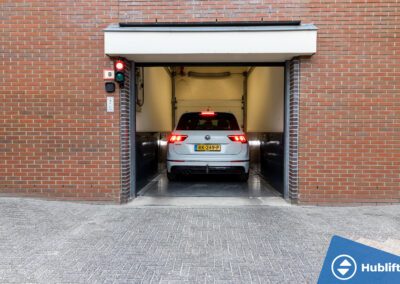 Autolift met persoonsbegeleiding - Auto achterkant