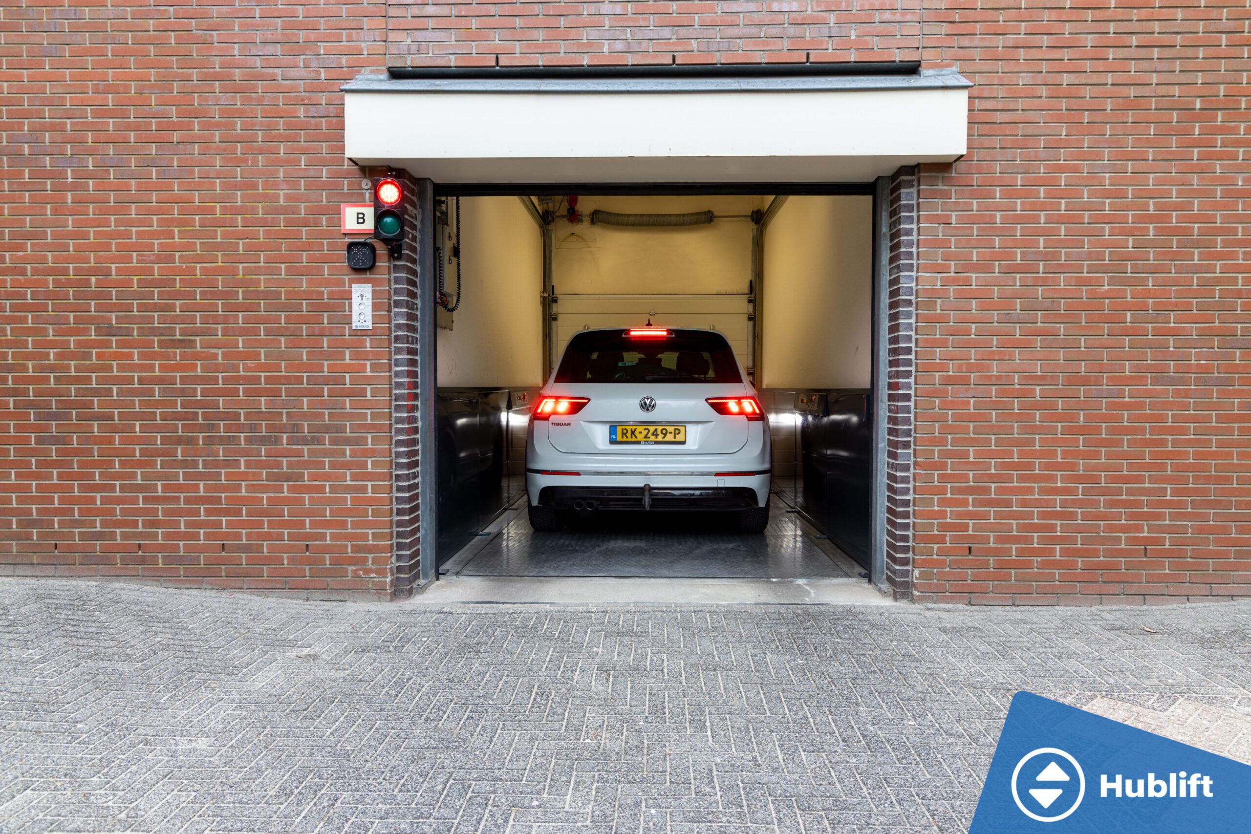 Autolift met persoonsbegeleiding voor een appartementencomplex