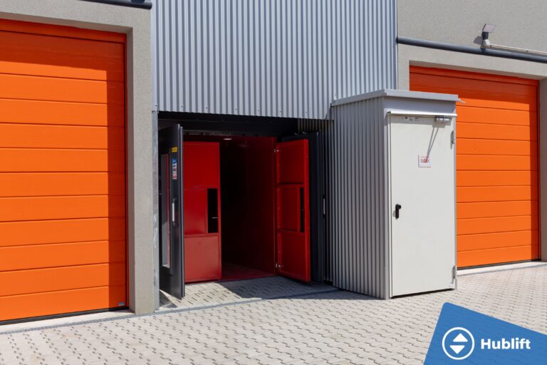 Twee goederenliften voor self storage Speicher Box