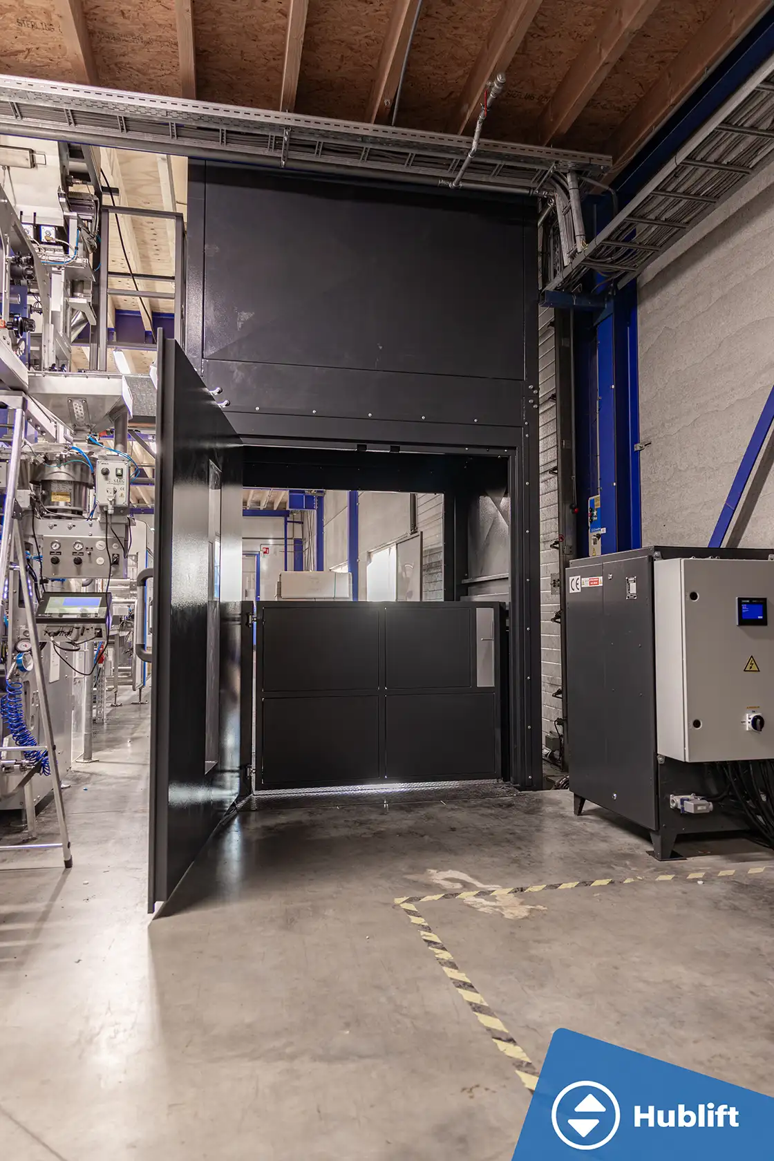 Goederenlift voor koffiebranderij - Platformafscherming Goederenlift voor koffiebranderij - Platformafscherming