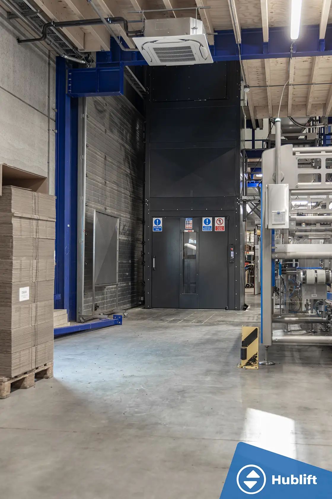 Vrijstaande zelfdragende liftschacht in een productiehal