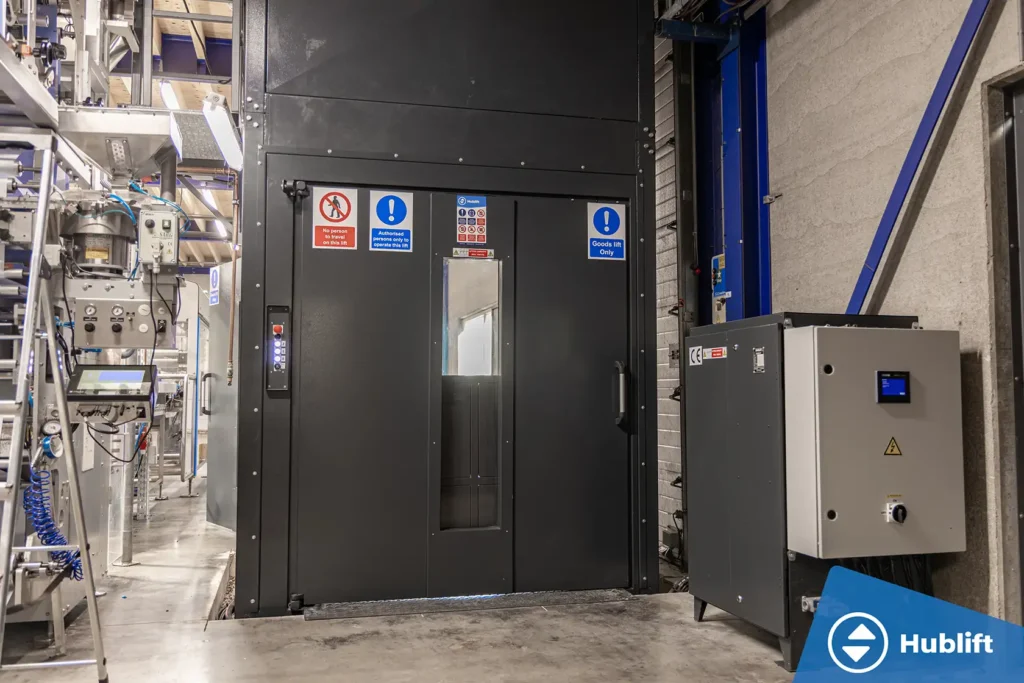 Hydraulische goederenlift van 1.000 kg op de productievloer van koffiebranderij Beans Coffee