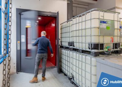 Goederenlift 5000kg open met ruimte voor meerdere IBC-containers
