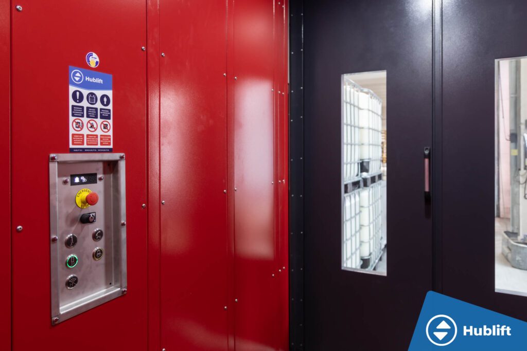 Bedieningspaneel van de goederenlift met noodstop en veiligheidsinstructies