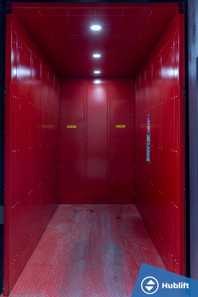 Interieur van de goederenliftcabine, 2800 mm hoog, met antislipvloer en ledverlichting