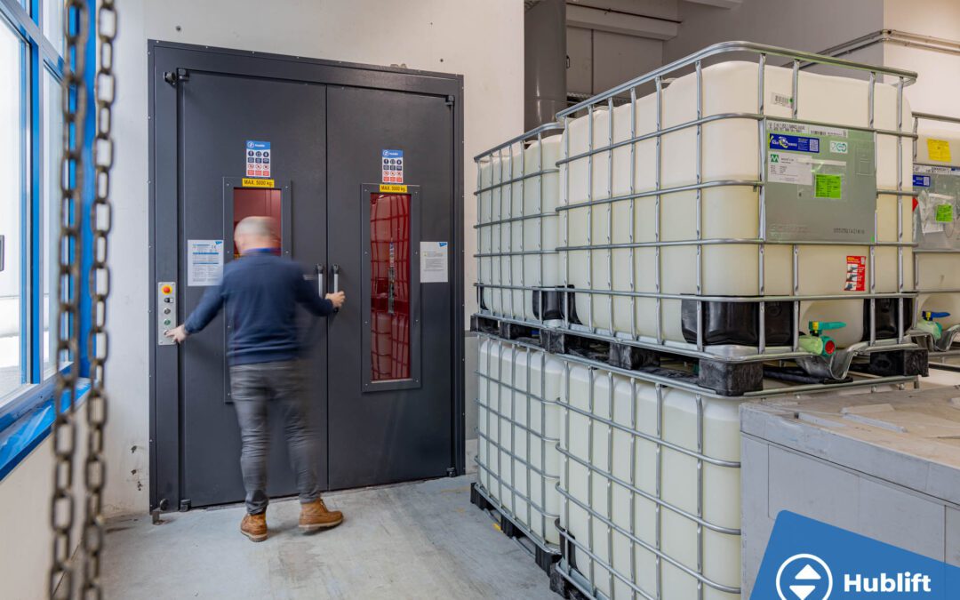 Lastenaufzug mit Personenbegleitung, 5.000 kg, in einem vorhandenen Schacht