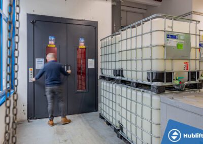 Persoon stapt veilig in goederenlift met persoonsbegeleiding conform TÜV-normen