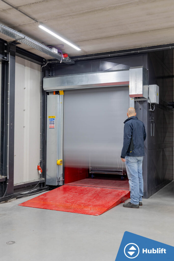 Closed high-speed roller door with loading ramp of the goods lift