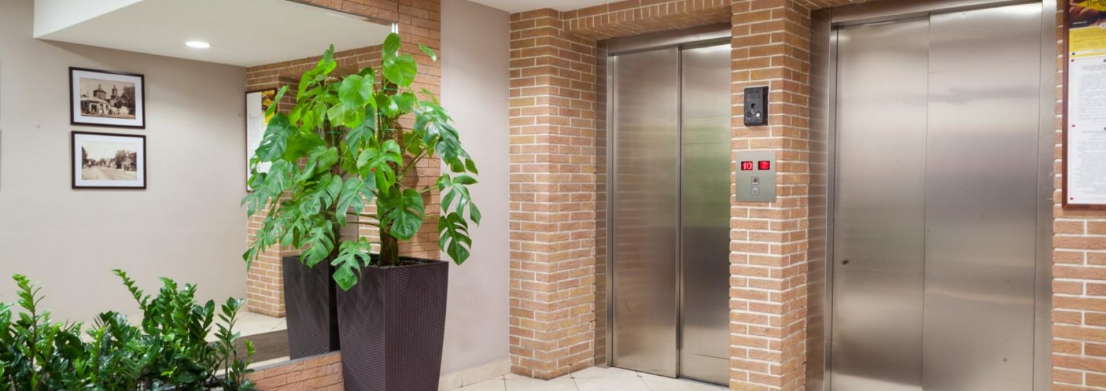 Personenlift met RVS schuifdeuren in de entree van een appartementencomplex