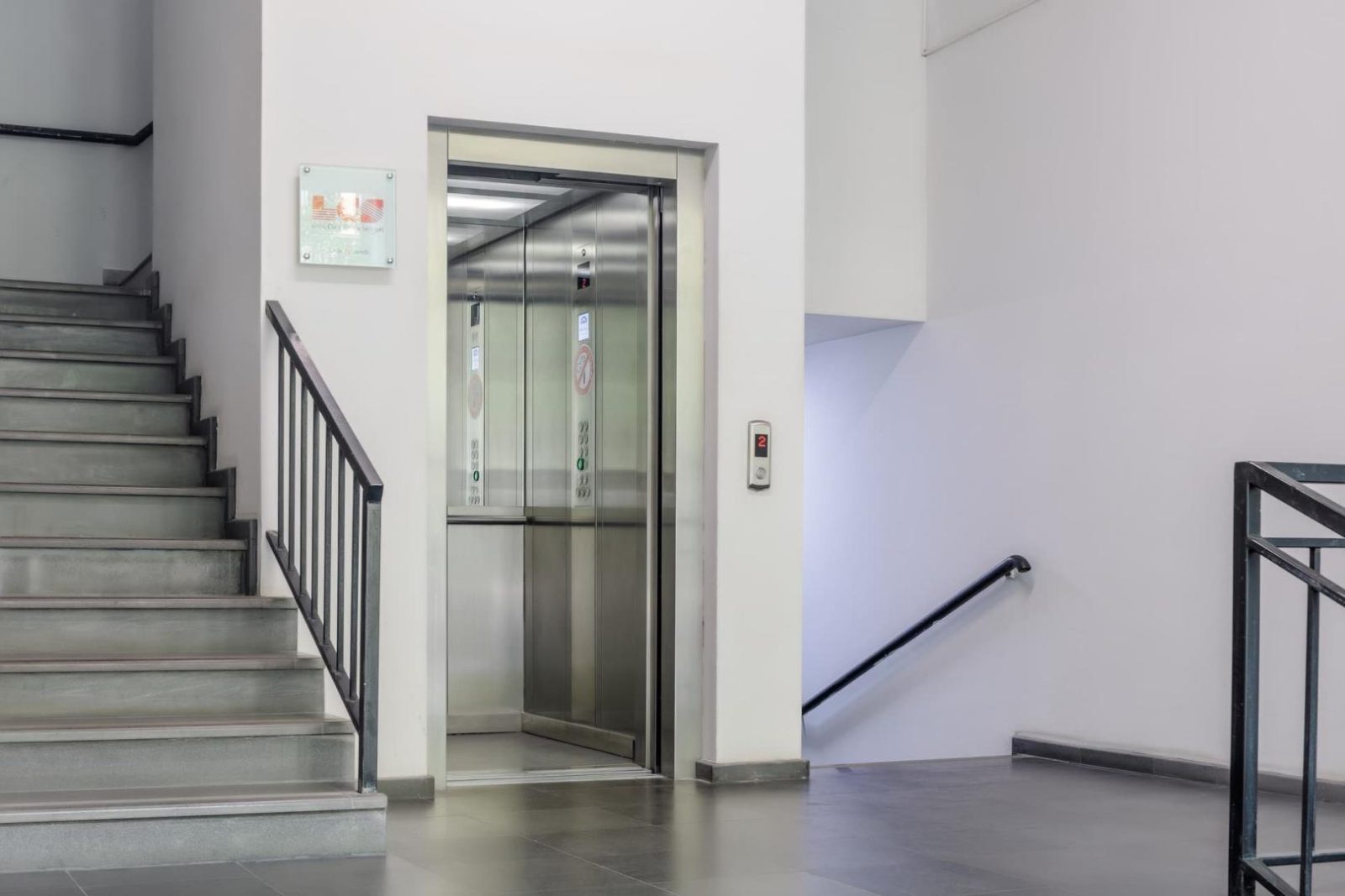 Personenlift naast het trappenhuis van een appartementengebouw