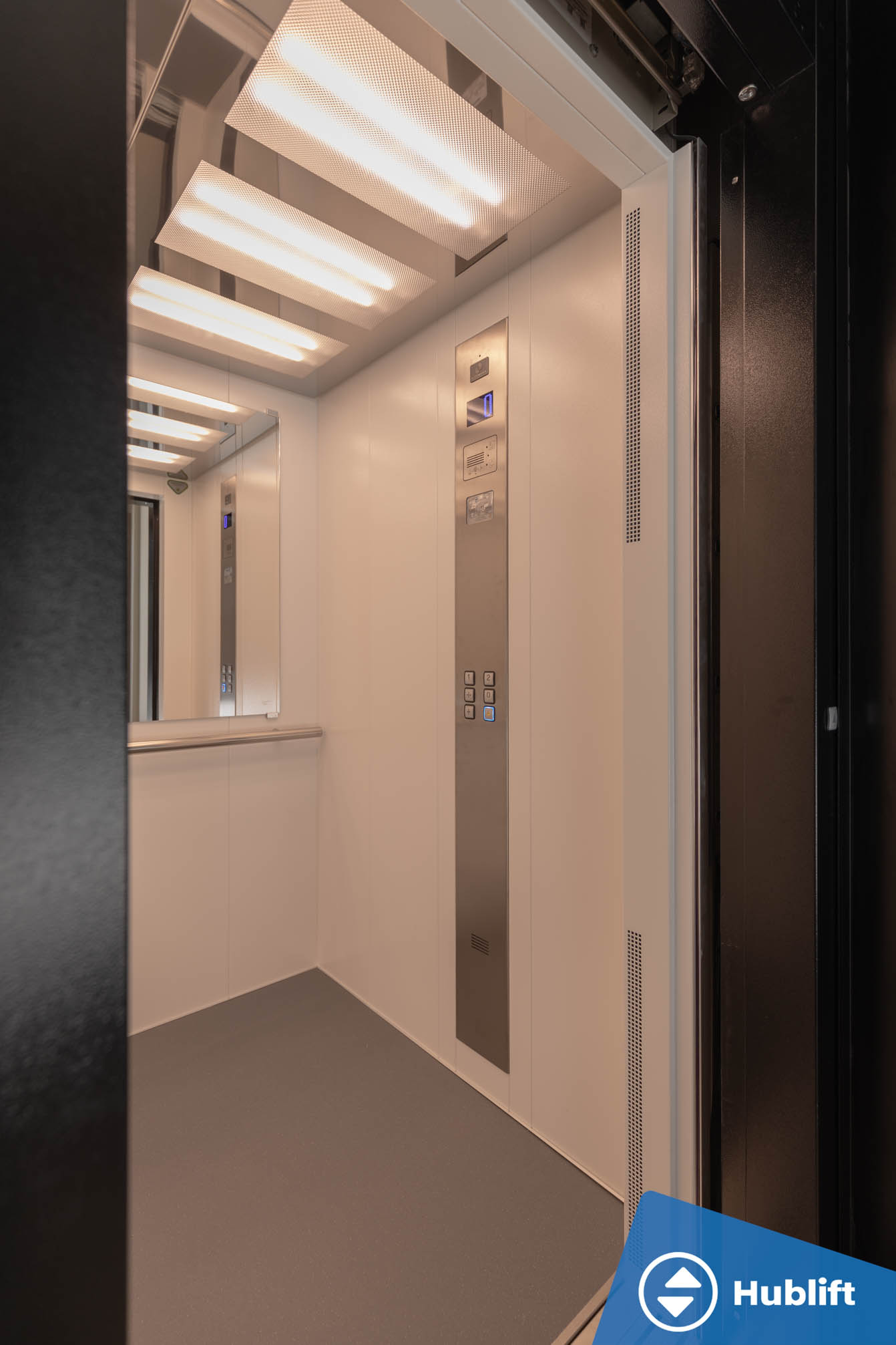 Interieur liftcabine met RVS-bedieningspaneel, spiegel en ledverlichting